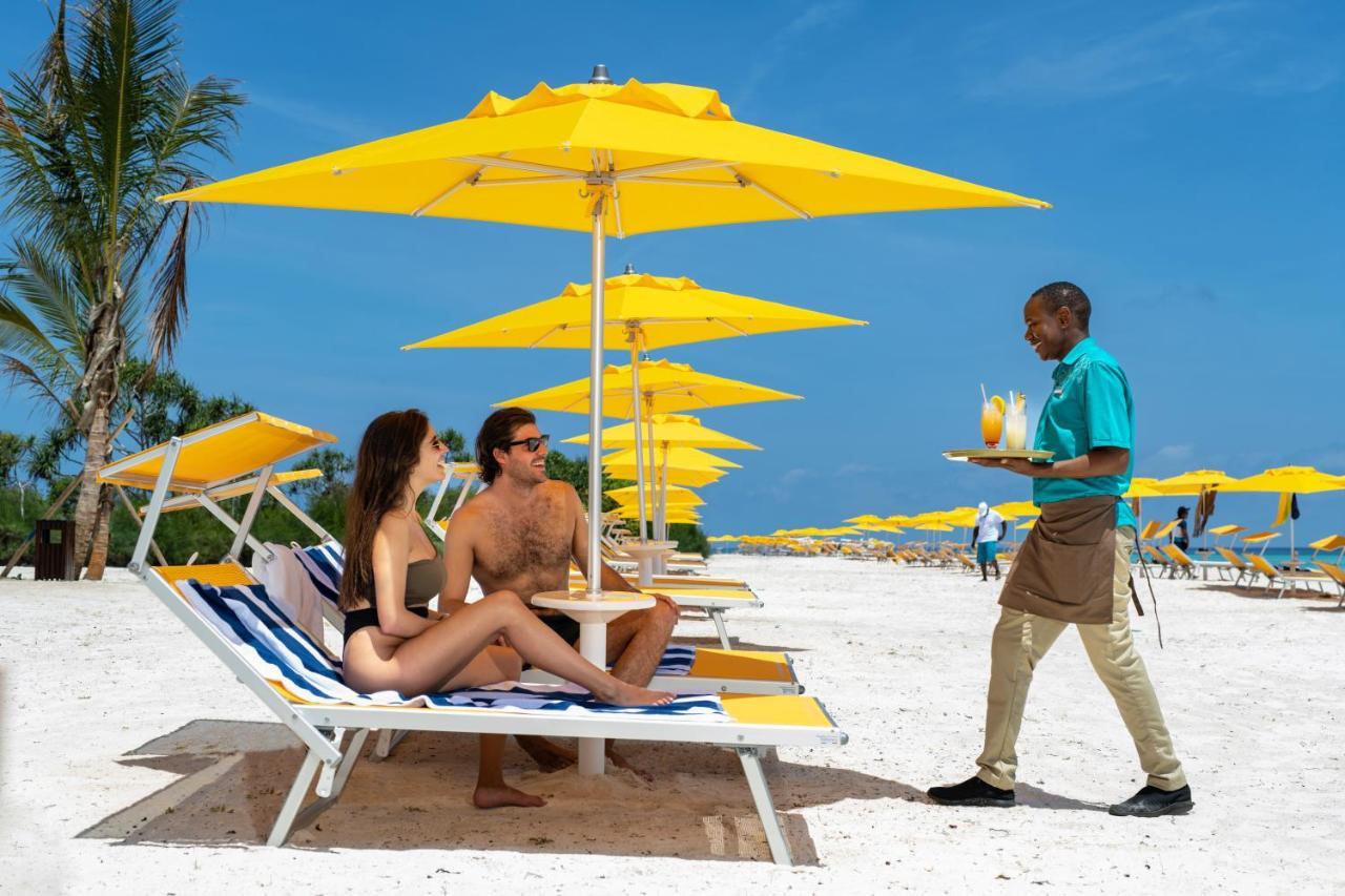ホテル The Mora Zanzibar マテムウェ エクステリア 写真 Beach service at Atlantis Paradise Island