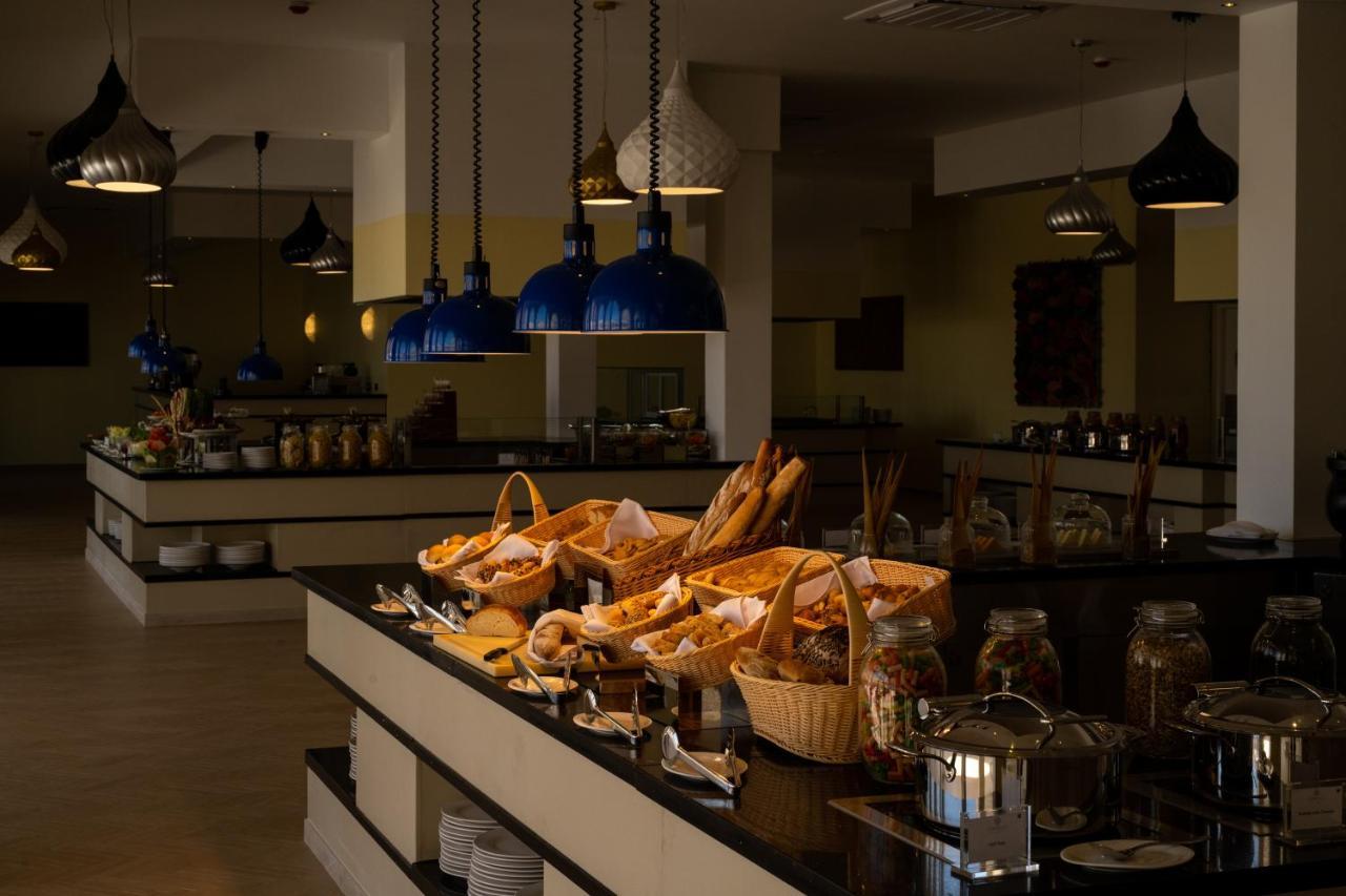 ホテル The Mora Zanzibar マテムウェ エクステリア 写真 A buffet at a hotel