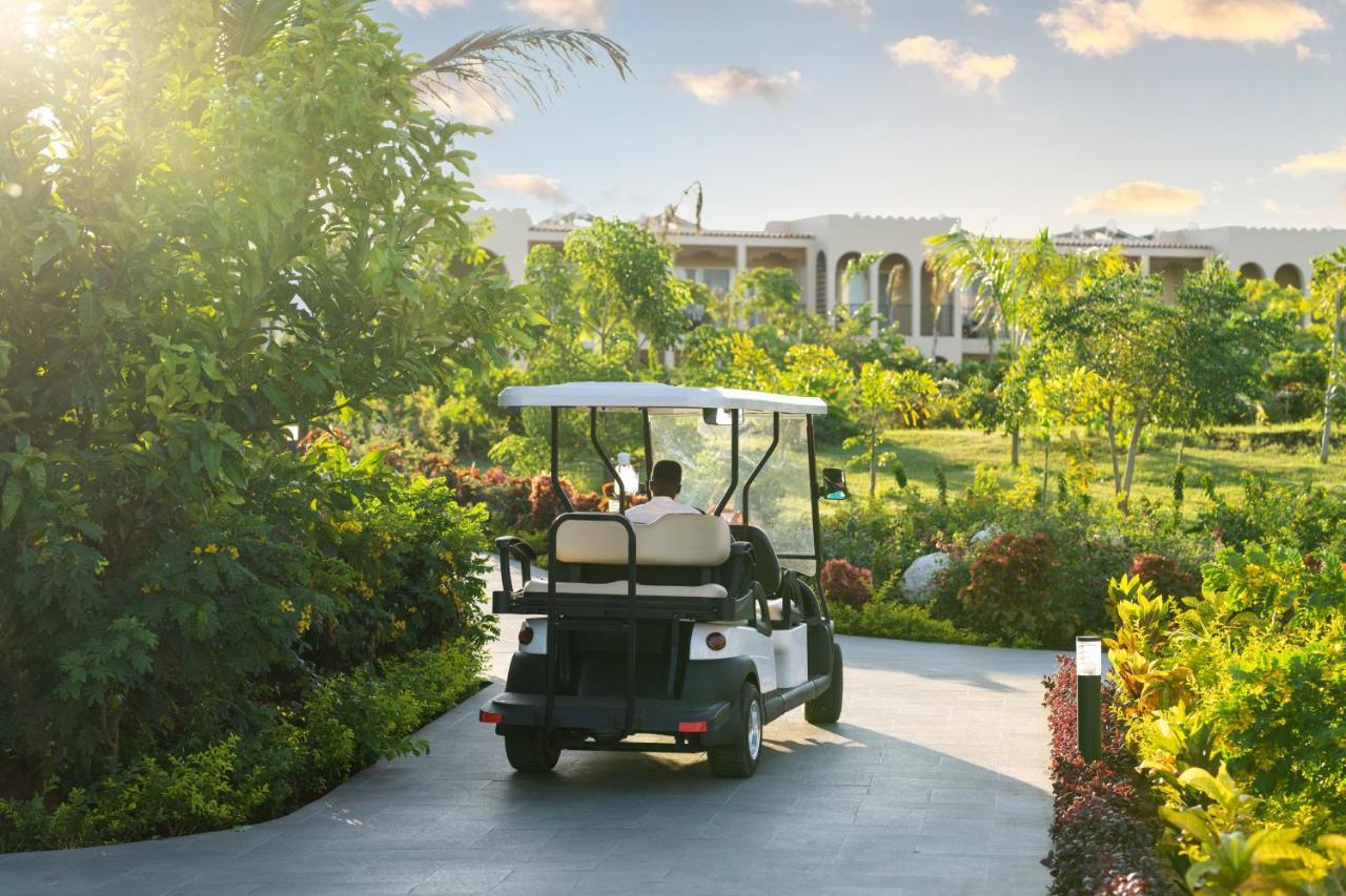 ホテル The Mora Zanzibar マテムウェ エクステリア 写真 Golf cart at the Four Seasons Resort