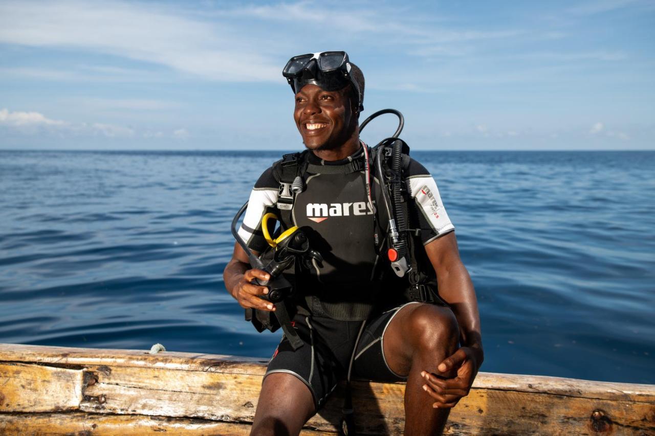 ホテル The Mora Zanzibar マテムウェ エクステリア 写真 A scuba diver
