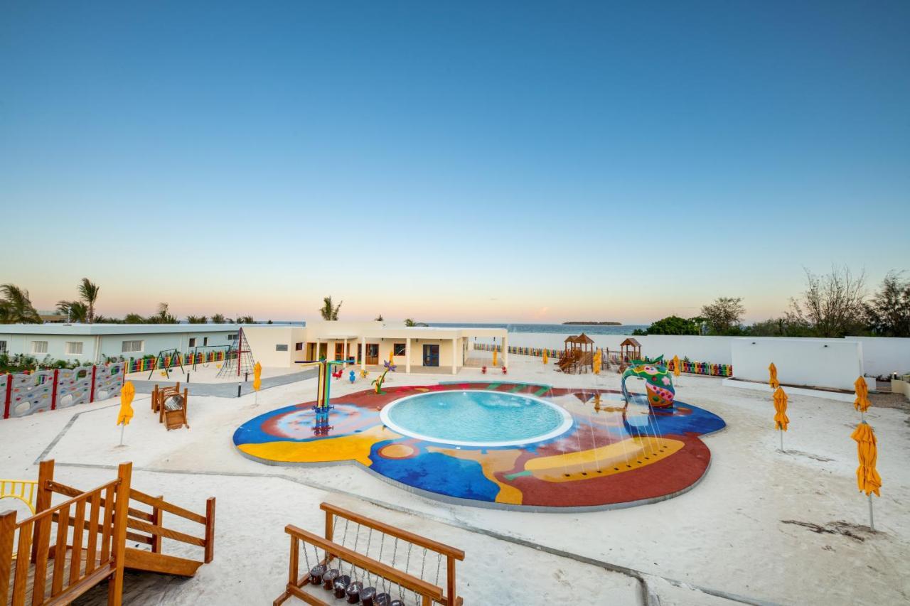 ホテル The Mora Zanzibar マテムウェ エクステリア 写真 The resort's water park