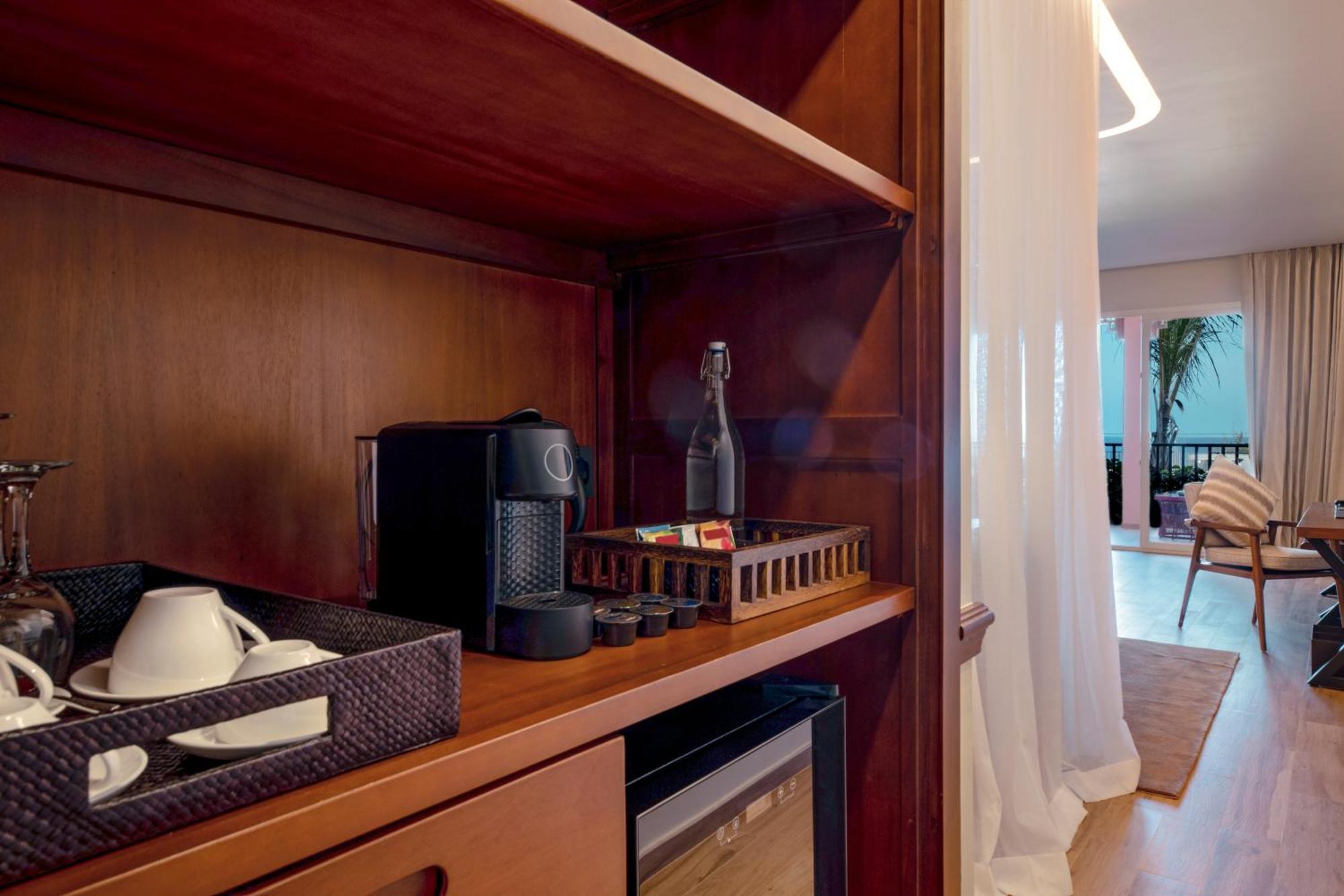 ホテル The Mora Zanzibar マテムウェ エクステリア 写真 A Nespresso machine in a hotel room