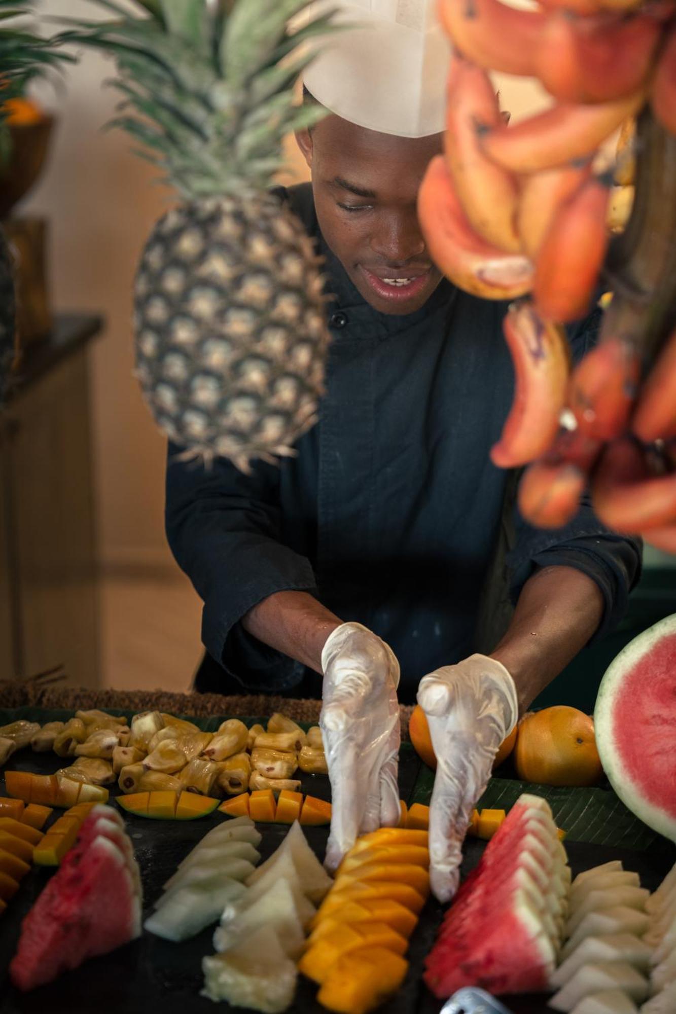 ホテル The Mora Zanzibar マテムウェ エクステリア 写真 A chef preparing fruit